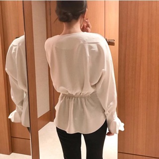 Áo trắng cổ V xuất Hàn