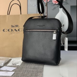 Túi đeo chéo Coach nam màu đen