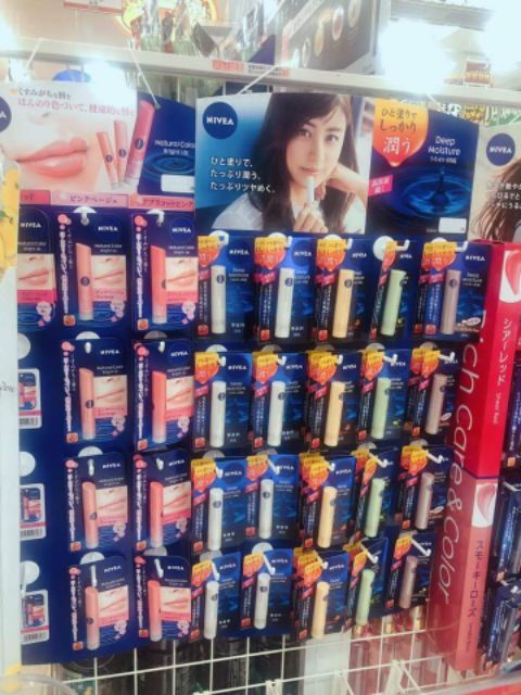 Son dưỡng có màu mùi đào Nivea Nhật