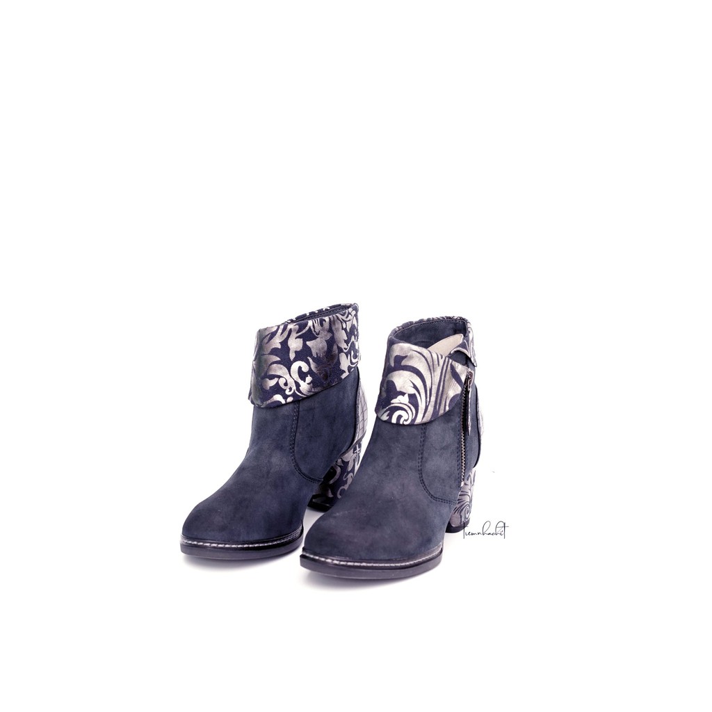 Bốt da lộn cổ điển xanh navy!