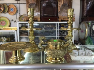 Bộ đồng gồm chân đen, và lư