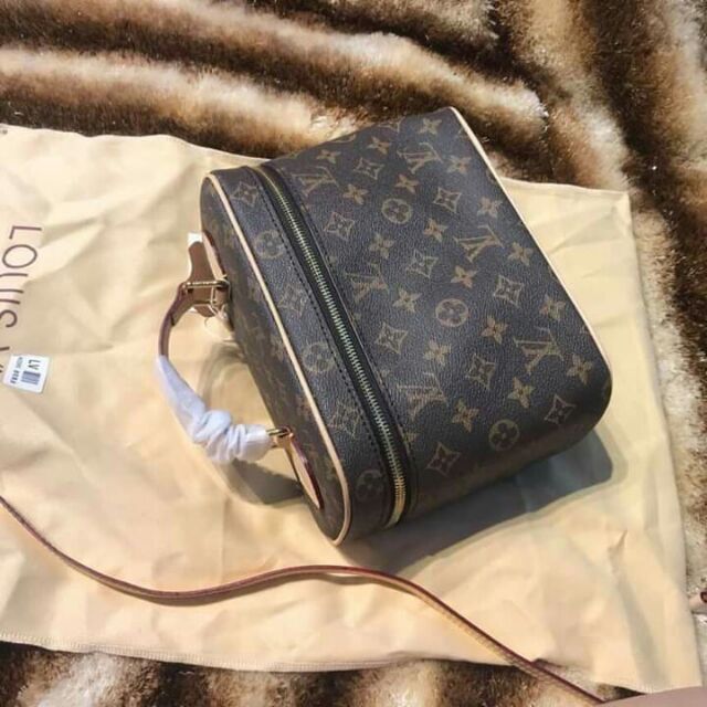 LV cốp trang điểm 
- Hàng super chất da cực xịn, mềm và mướt lắm
- Tinh tế từng đường kim mũi chỉ 
- Giá hạ nhiệt | BigBuy360 - bigbuy360.vn