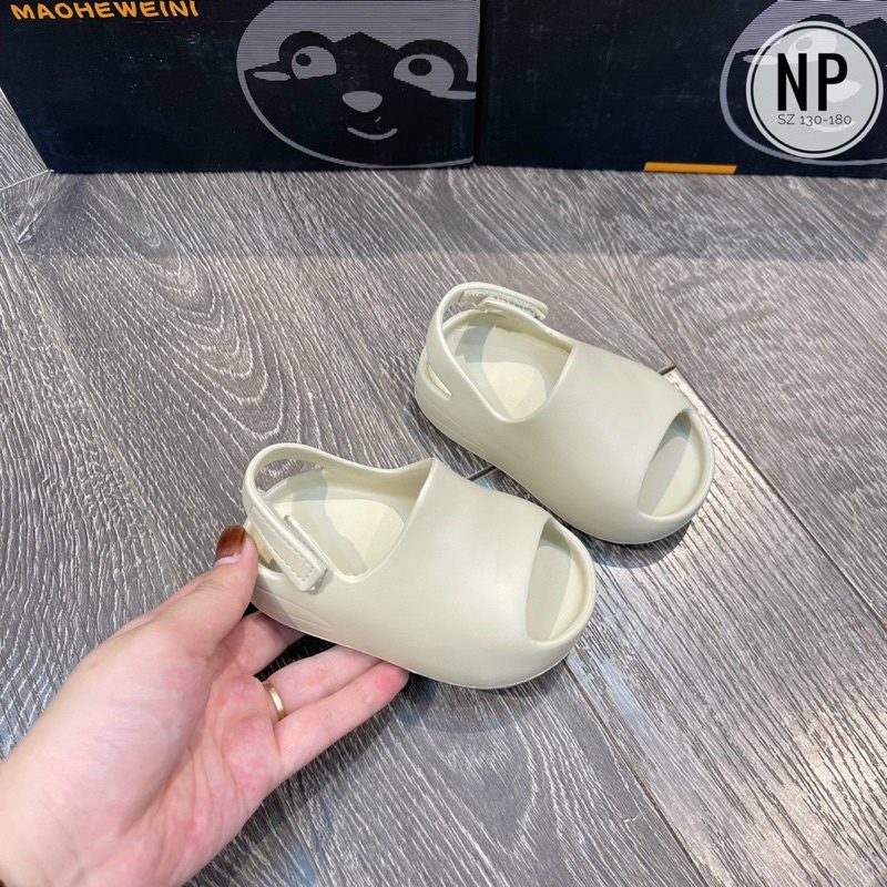 Dép bánh mì quai sau siêu dễ phối đồ cho bé trai và bé gái