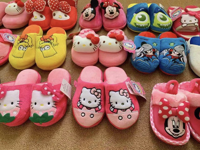 Dép mang trong nhà bé gái