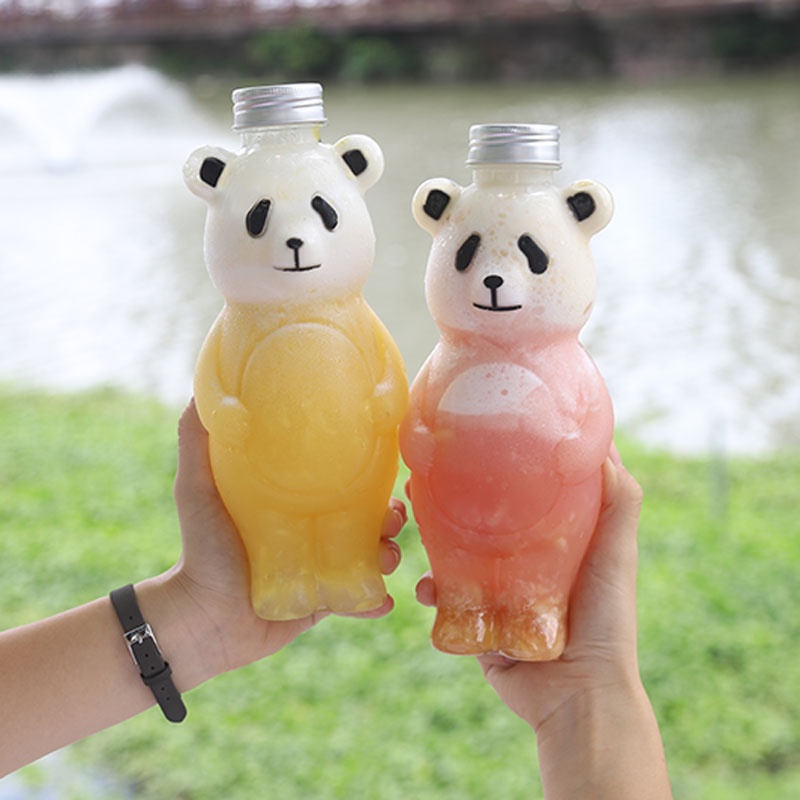 Chai nhựa gấu Pooh bụng bự đựng trà sữa, nước ép hoa quả, cafe 800ml có nắp đậy bằng nhôm và dây đeo, mũ len