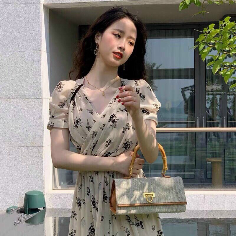Váy nữa dáng xoè, cổ v tay ngắn, nền hoạ tiết hoa cho nàng dạo phố ngắm hoa