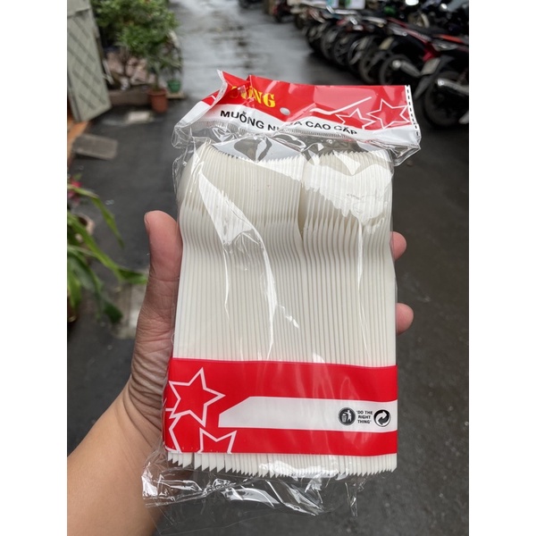 1 thùng 5000c thìa nhựa trắng đủ slg.