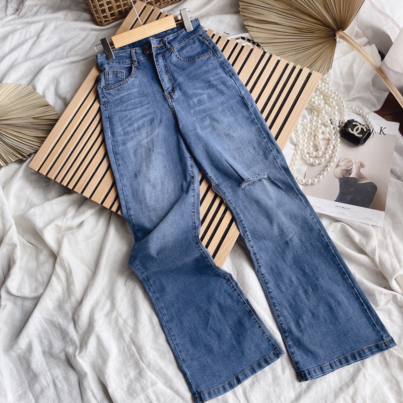 Quần jeans xanh ống loe rách gối