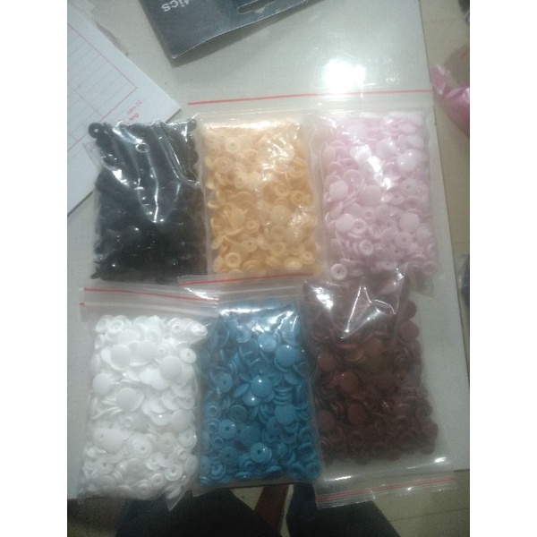 Cúc nhựa T5 các màu goi 75cuc
