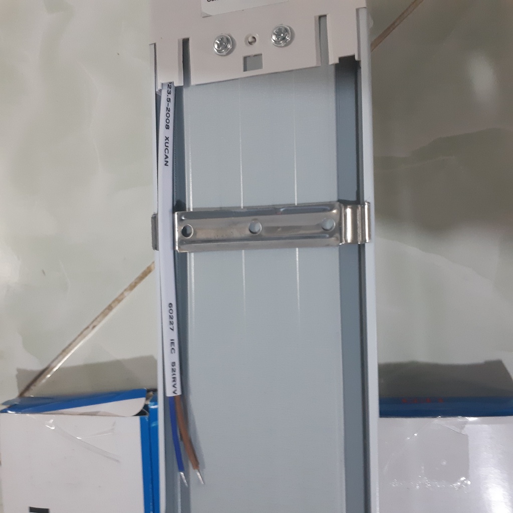 Đèn bán nguyệt đầu vuông 54W dài 1,2m liền máng dễ lắp đặt