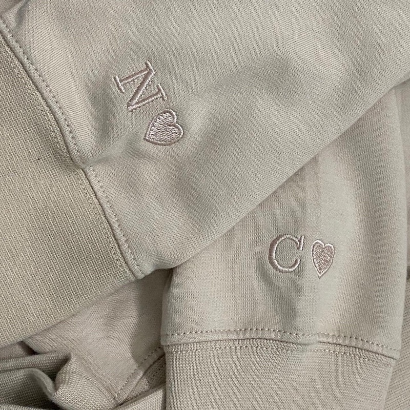 Áo sweater thêu theo yêu cầu chất lót bông dày dặn.