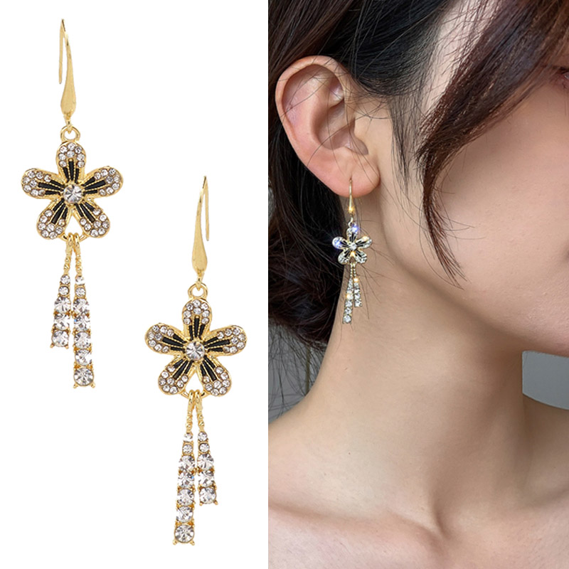 Đôi bông tai đính kim cương giả mặt hình hoa dáng dài sáng bóng