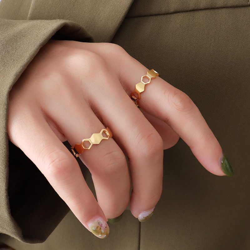 Nhẫn Tổ Ong Rỗng Titan Ko Đen TT 4267