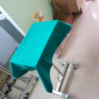Bàn tít đựng dụng cụ phẫu thuật