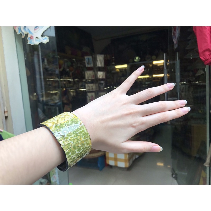 Vòng tay bản to phong cách boho