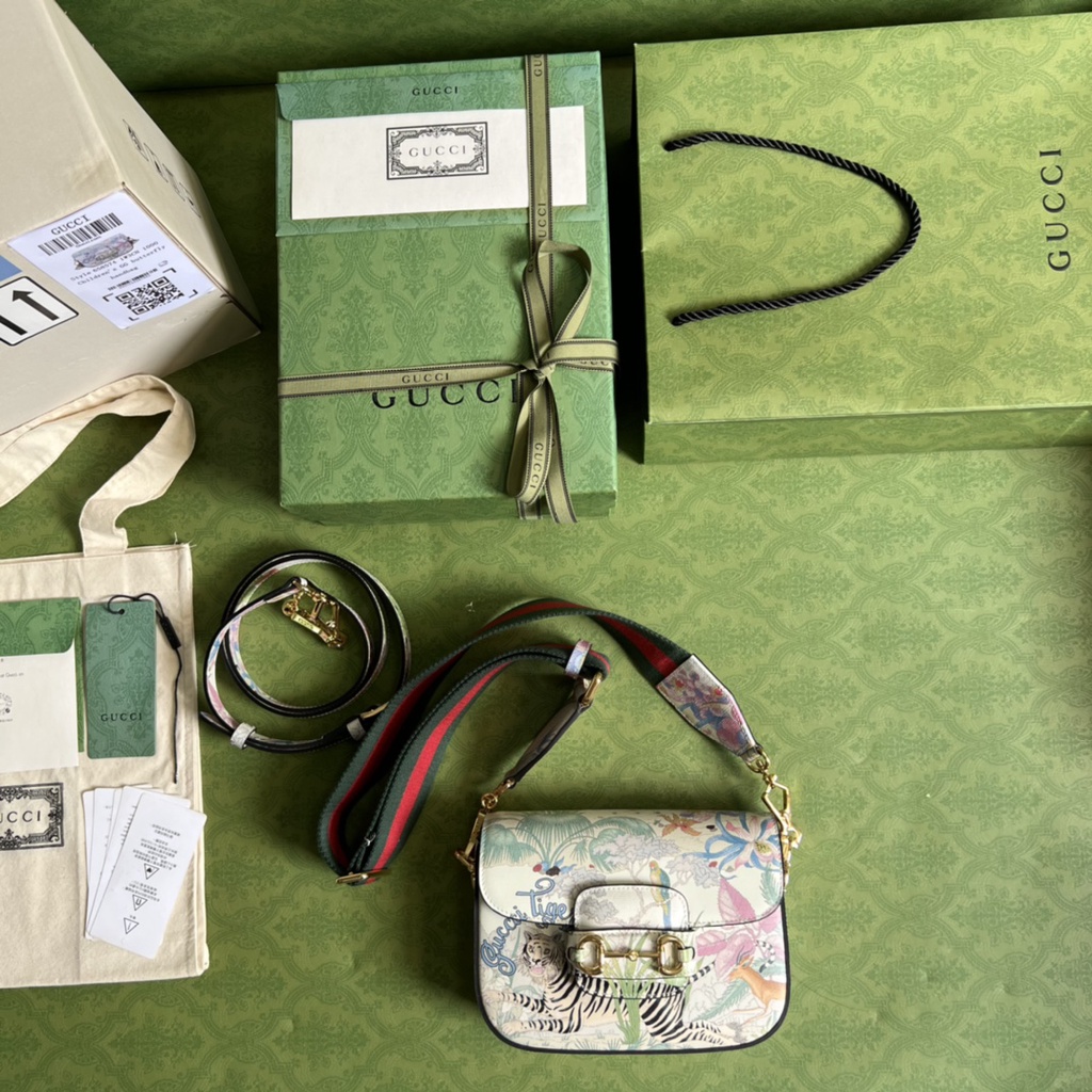 Túi đeo chéo nữ thời trang cao cấp Gucci GG GC thiết kế hạo tiết cổ điển cùng logo thương hiệu sang trọng và tinh tế