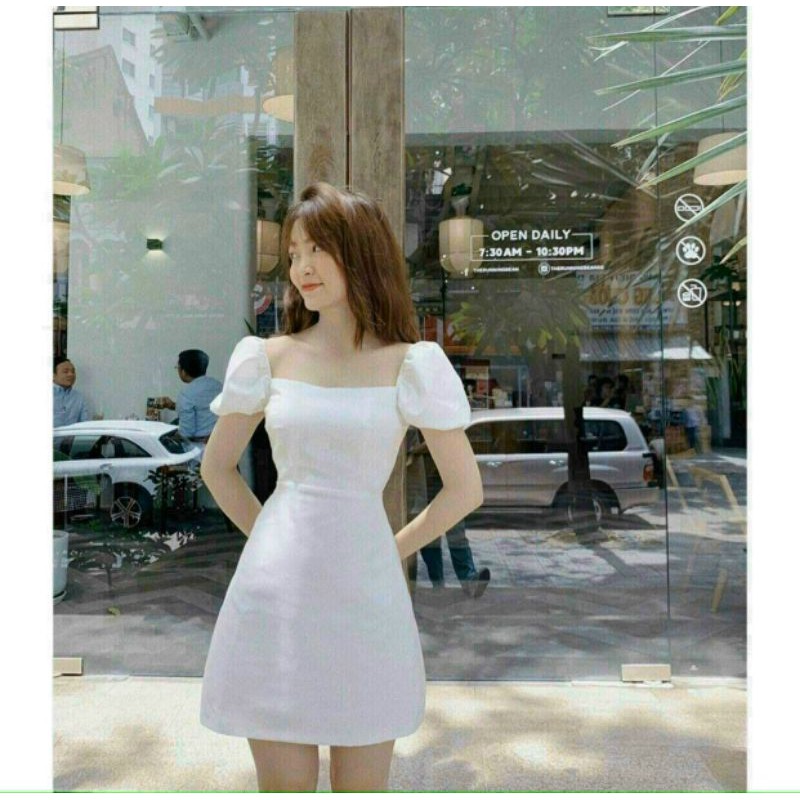 váy trắng xòe nút bọc hông