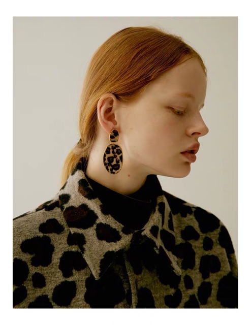 Hoa tai hoạ tiết beo