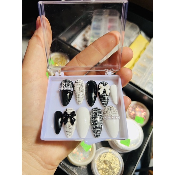 Móng úp thiết kế màu đen kẻ tặng kèm keo và dũa.