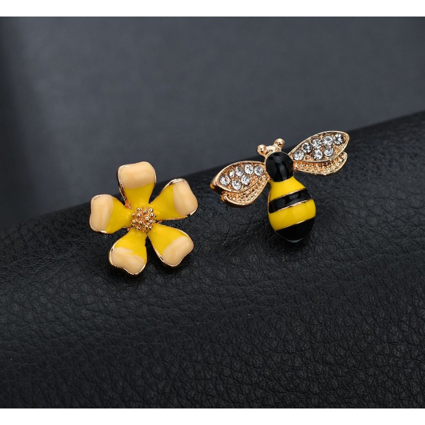 Bông tai hoa và ong vàng