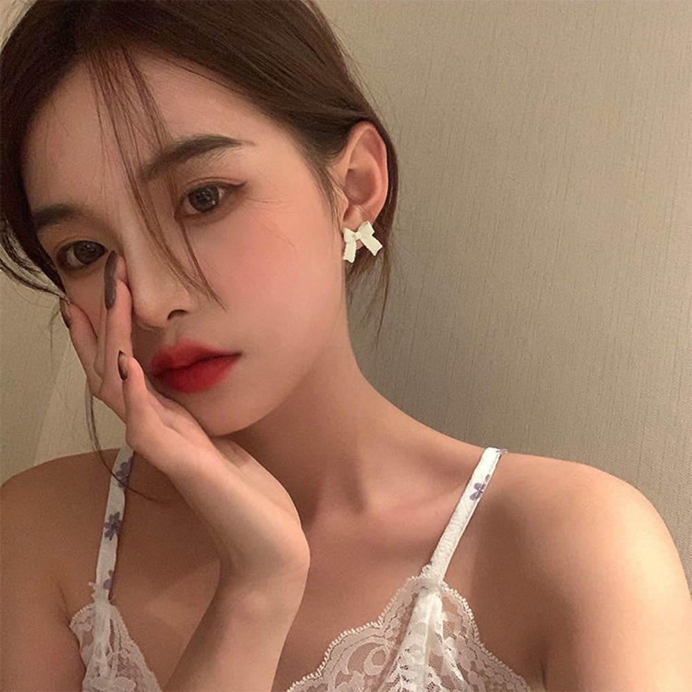 Khuyên tai hình nơ màu trắng thời trang cho nữ