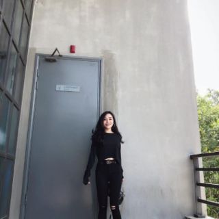 Quần jean đen rách gối
