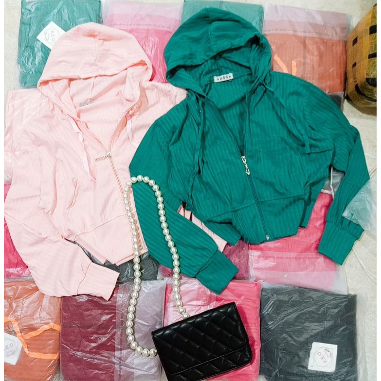 Áo khoác croptop có nón xỏ ngón