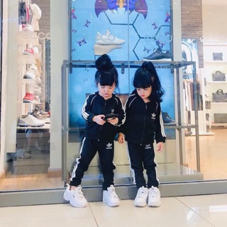 Bộ Adidas trẻ xem xuất xịn -chỉ còn size 90 form nhỏ.