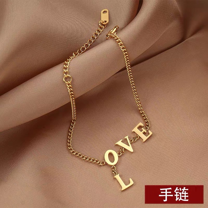 Vòng đeo tay bằng thép titan mạ vàng 18k mặt hình chữ love đơn giản xinh xắn cho nữ