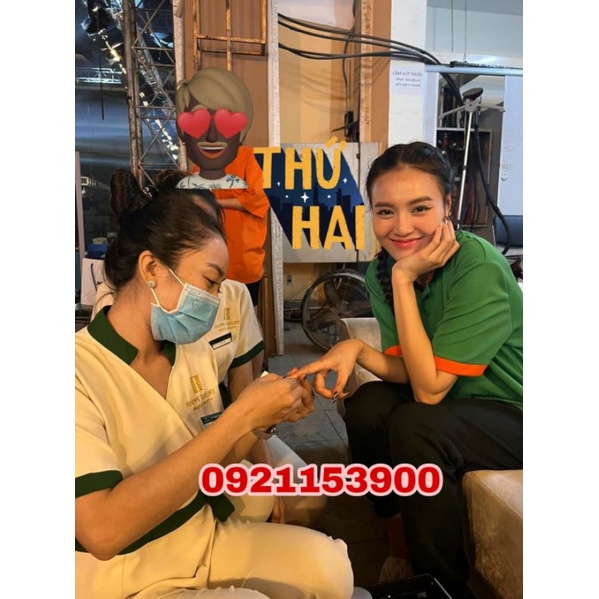 Đồng phục spa màu kem nâu và kem xanh lá