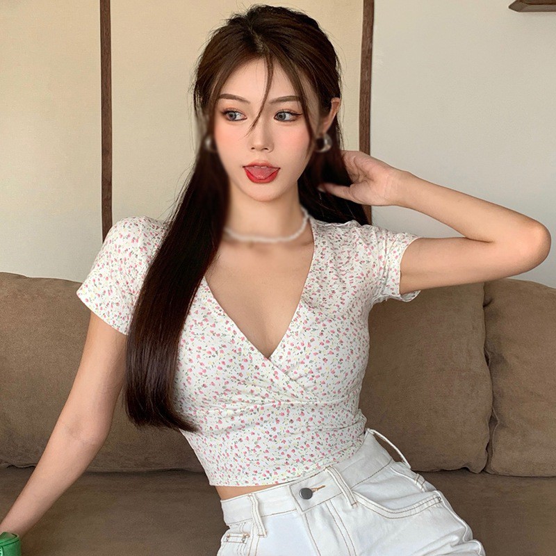 Áo Croptop Tay Ngắn Hoạ Tiết Hoa Thiết Kế Cổ Chữ V Quyến Rũ