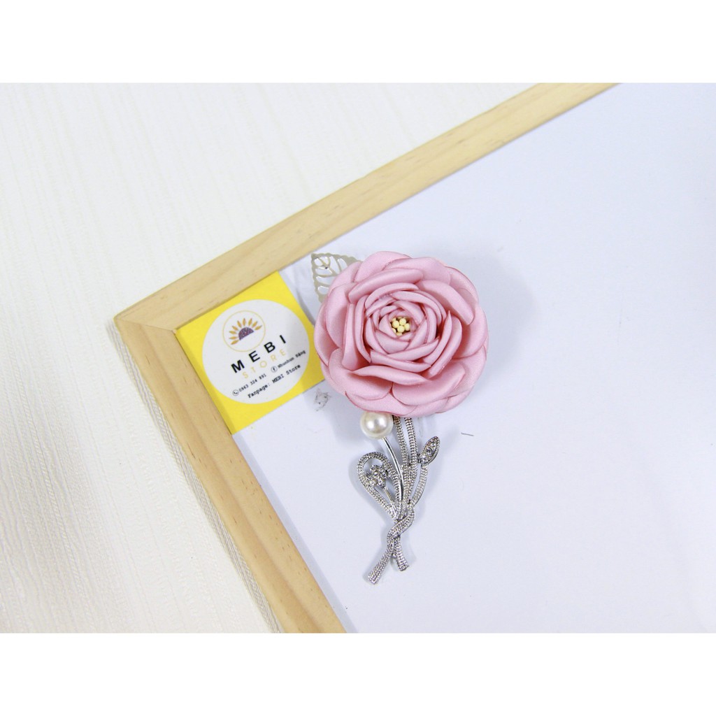 Hoa cài áo handmade mẫu hoa trà có nhụy mix cành kim loại