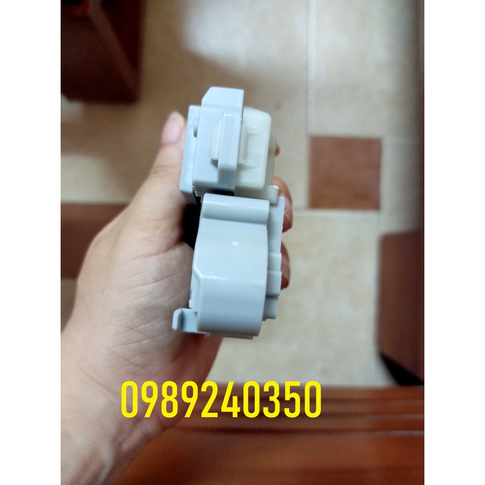 Công tắc khóa cửa máy giặt Electrolux EWF 80743 chính hãng