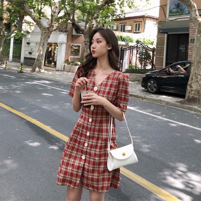 ĐẦM CARO MIDI NÚT TRẮNG KÈM HÌNH THẬT TRẢI SÀN