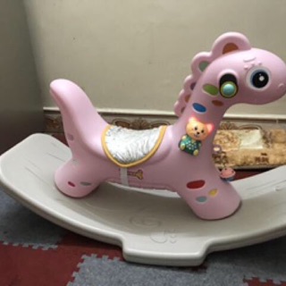 Ngựa bập bênh có nhạc cho bé