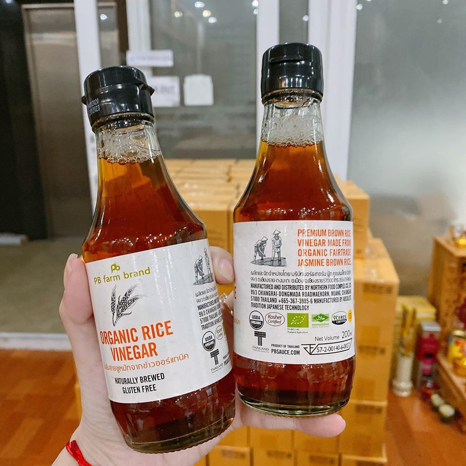 Giấm gạo hữu cơ PB Farm 200ml làm từ gạo lứt hữu cơ và gạo kojji hữu cơ.
