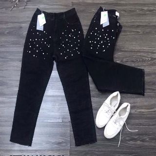 Quần jeans đính cườm