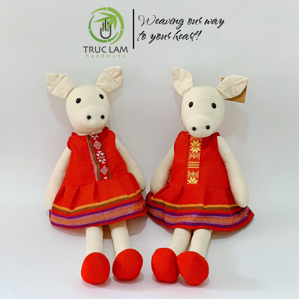 Đồ Chơi Thú Nhồi Bông Hình Con Lợn Chân Dài Mặc Váy Thổ Cẩm Dệt Tay Size L Cao Cấp Cho Bé – Trúc Lâm Handmade