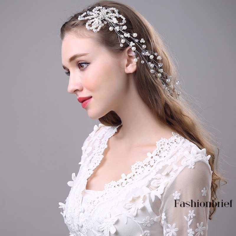 Cài tóc hoa thanh lịch cho cô dâu