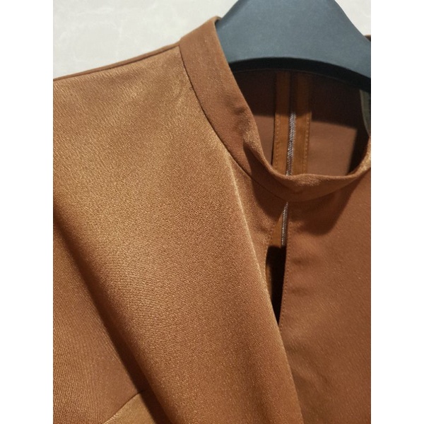 Pass áo sơ mi lụa dài tay buộc nơ eo Uptoseconds size S màu nâu bò new 99%