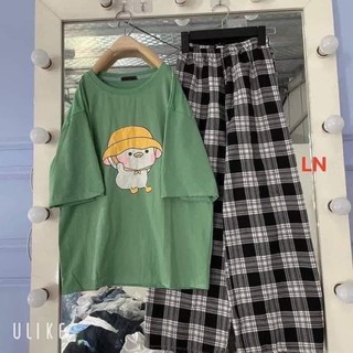 Set ao thun tay lỡ vịt đội mũ vàng + quần kẻ ống suông rộng Kt