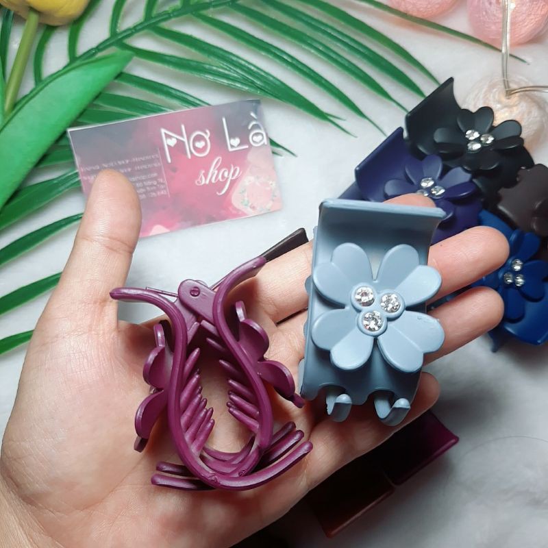 kẹp càng cua nhám 5 răng hoa gắn hạt đá lấp lánh