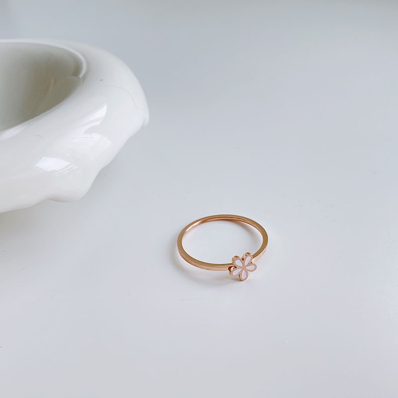 Nhẫn đeo tay bằng thép titan màu trắng đen họa tiết hoa cúc phong cách Hàn Quốc