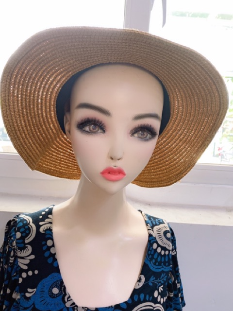 Mũ vành to vành nhỏ đi biển màu nâu
