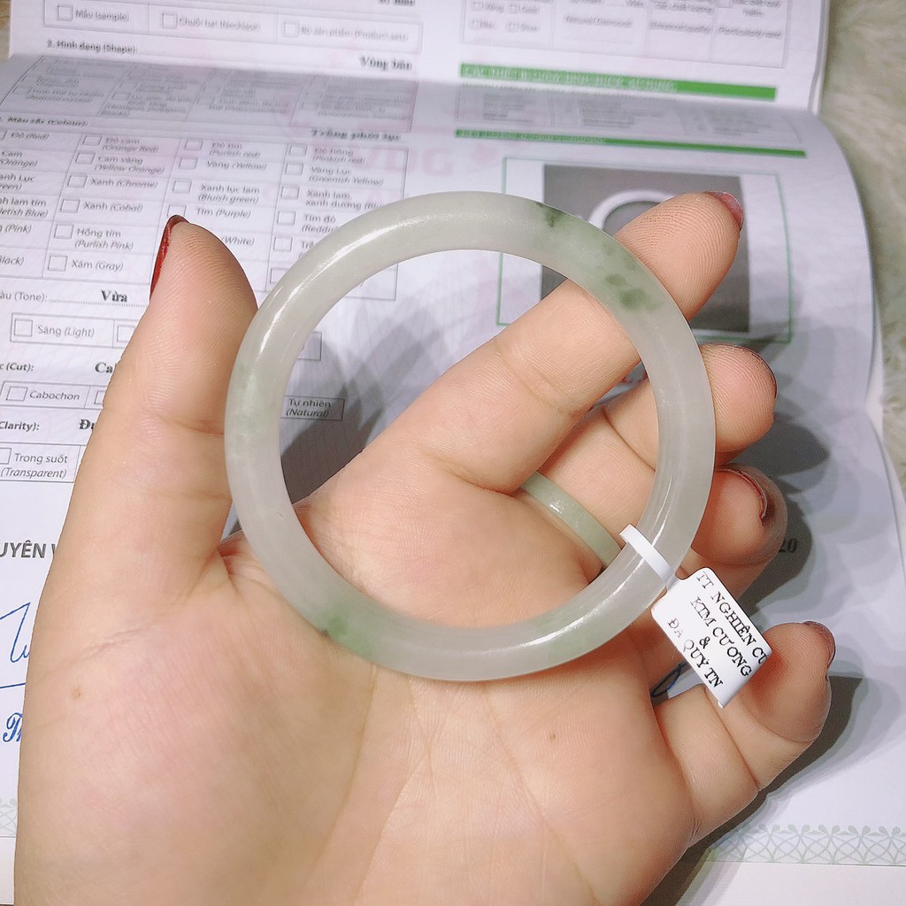 Vòng tay bản liền jadeite bản tròn đẹp