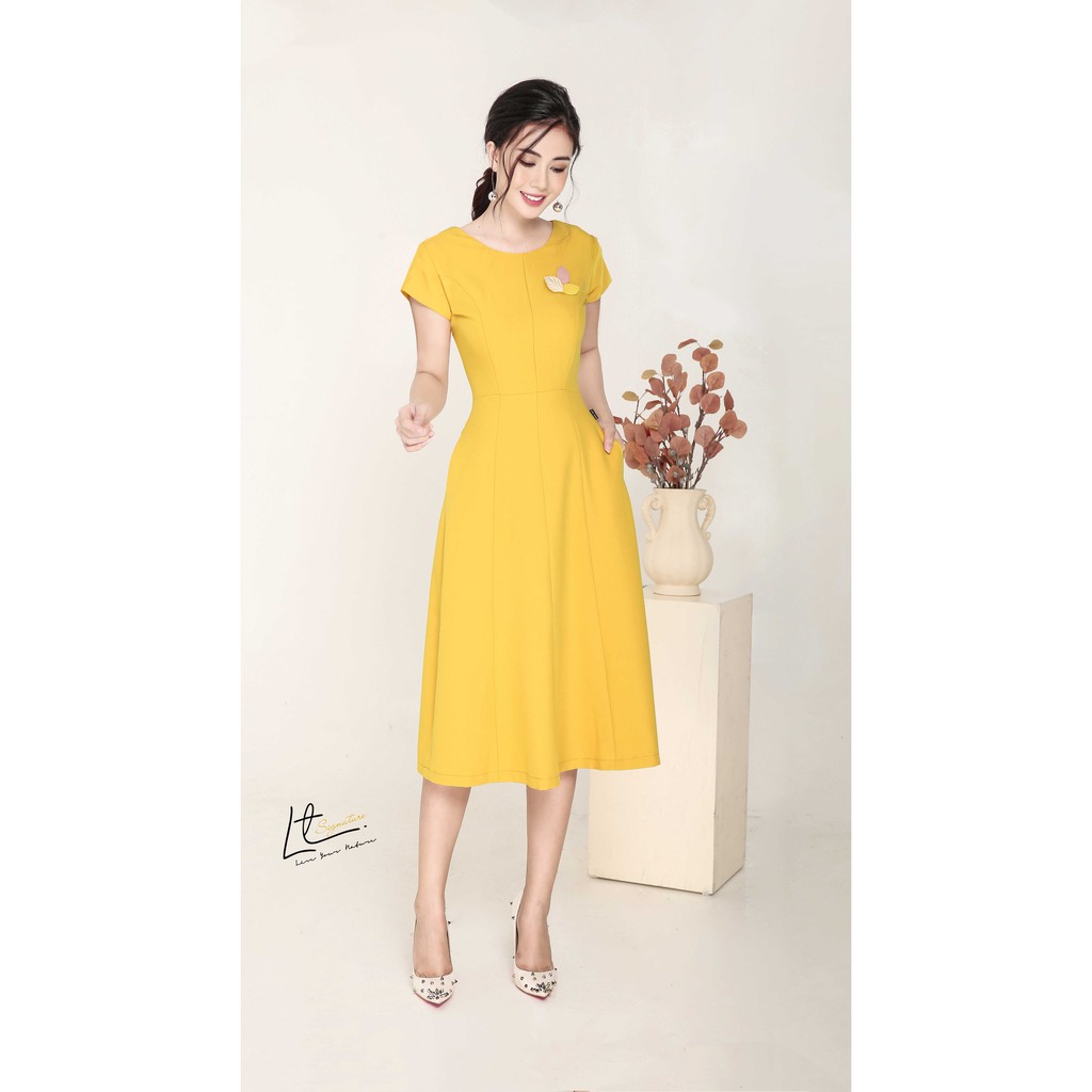 VÁY XOÈ TỐI GIẢN ĐÍNH LÁ 3 MÀU NGỰC TRÁI | BigBuy360 - bigbuy360.vn