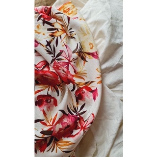 Vải linen bột hoa cẩm chướng đỏ nền kem