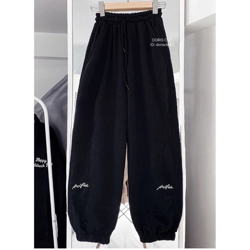 Quần Jogger Thêu Chữ Kí 2 Màu Đen Xám Chất Nỉ Chân Cua Form Nam Nữ