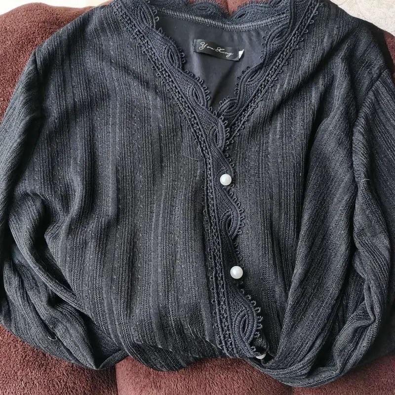 Sơ mi ren cổ V bánh bèo tay bồng -ren mềm chất rệt kim áo sơ mi hàng quảng châu tay bồng.2 màu hàng loại 1 . | BigBuy360 - bigbuy360.vn