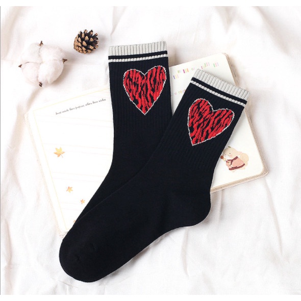 Vớ hình trái tim cổ cao Nam Nữ phong cách thể thao, trẻ trung, năng động.